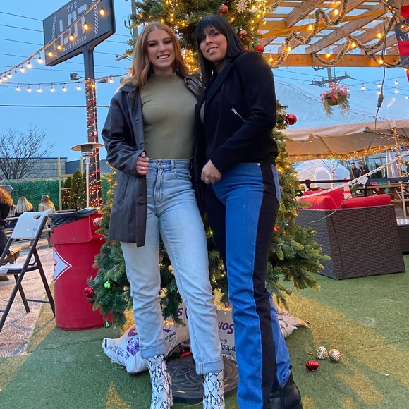 AE Light Wash Mom Jeans - Picture 4 of 7